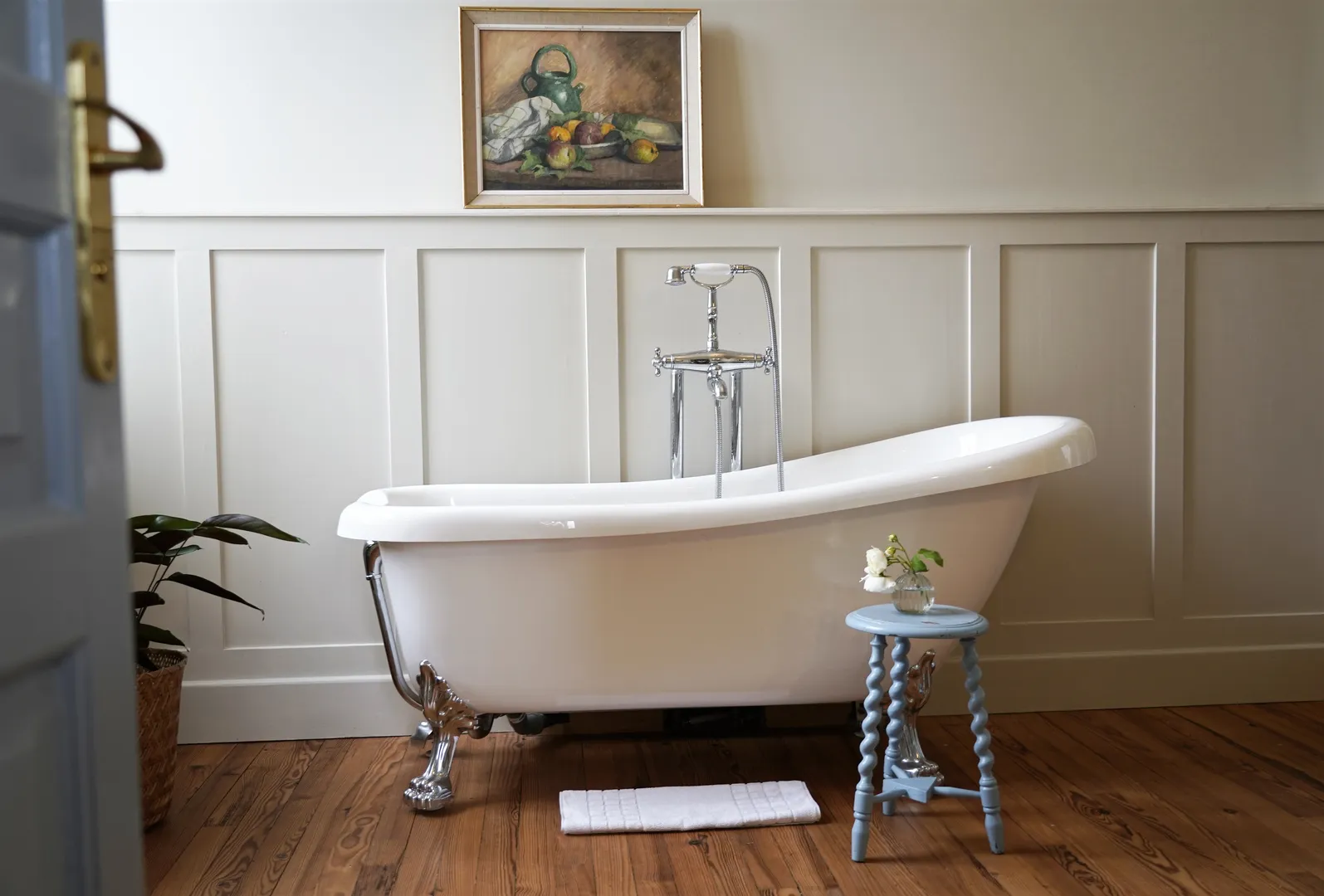The bath in the Blue Suite at Chateau de Pomiro