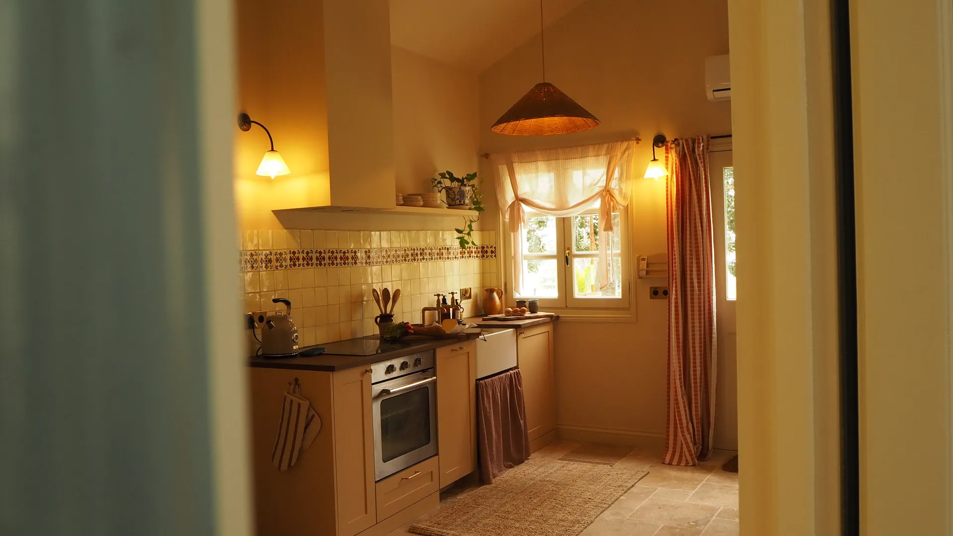 The cottage kitchen and living room at chateau de pomiro